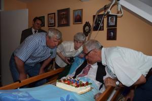 Slavljenec z domačimi (vir: Dom starejših Šentjur)